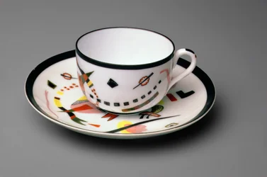 Taza y platillo, 1923